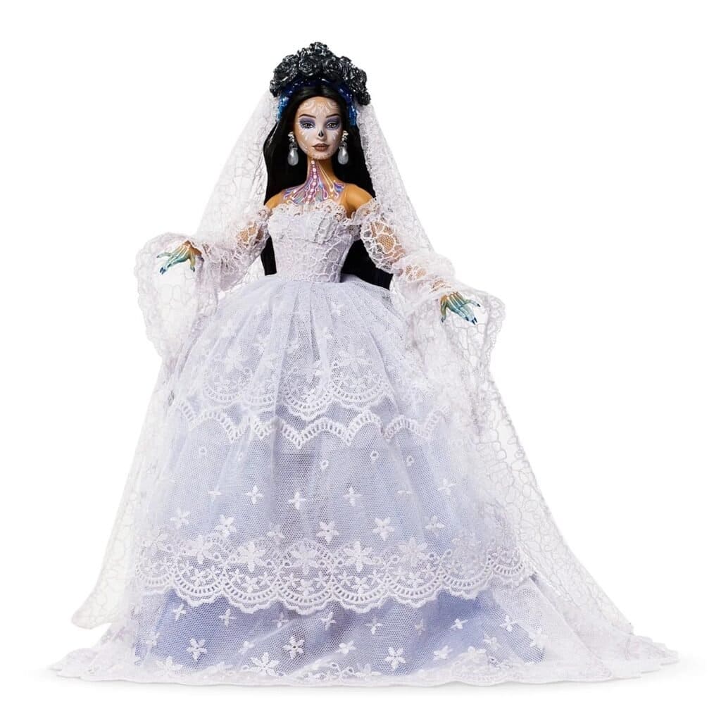 Barbie de corpo inteiro, vestido de noiva de renda branca com cauda e véu longo.