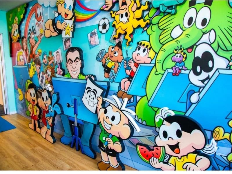 Mural colorido do estúdio da Turma da Mônica com Mauricio de Sousa e personagens.