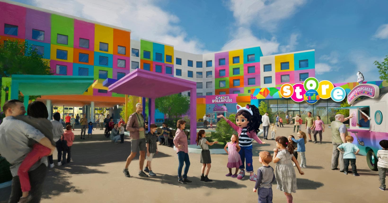 Uma cena vibrante e ensolarada em uma praça, com um hotel ou resort ao fundo pintado em blocos de cores vivas (rosa, laranja, amarelo, azul e verde). Várias famílias e crianças interagem na praça, onde uma personagem de desenho animado (provavelmente Gabby's Dollhouse) acena para as crianças. Há uma loja e um food truck "Gabby's Cupcakes".