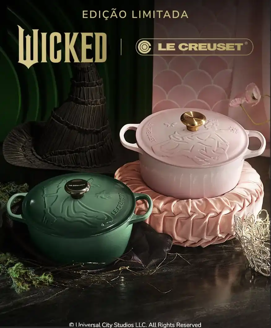 Panelas Le Creuset de edição limitada de Wicked, uma verde e uma rosa, com tampas temáticas.