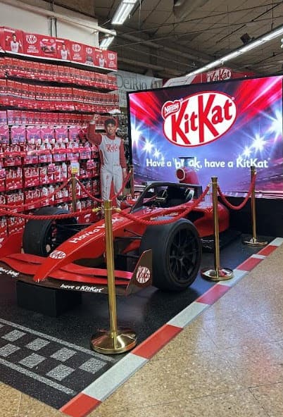 Exposição KitKat com carro de F1 em loja da Americanas.