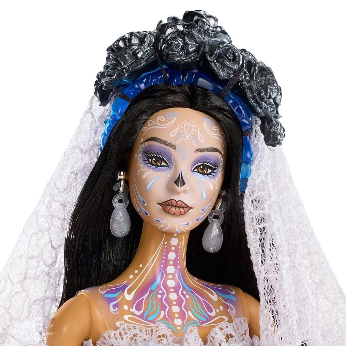 Close-up da Barbie Día de Muertos, maquiagem detalhada, coroa de flores escuras e véu de renda.