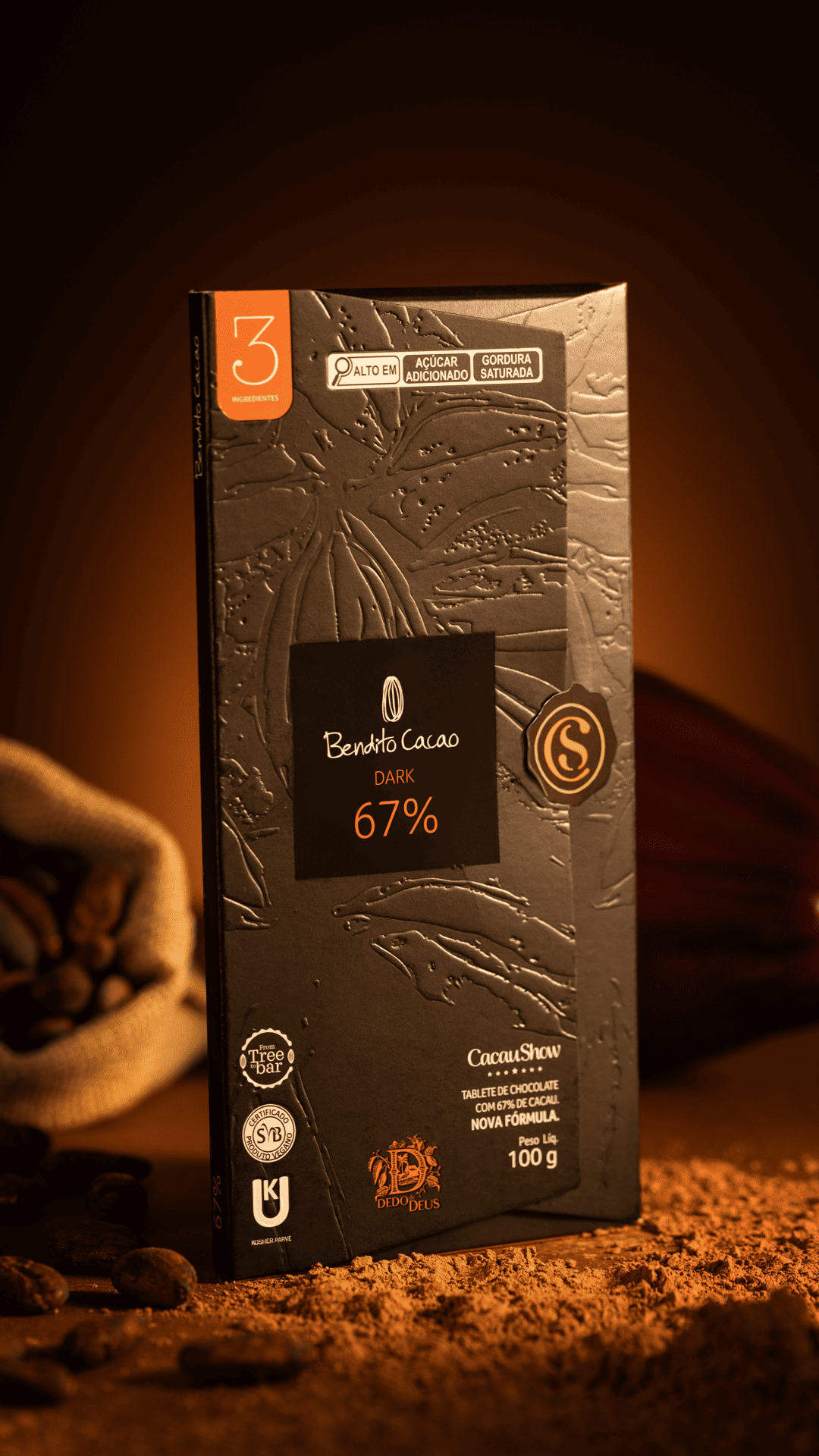 Tablete de chocolate Bendito Cacao Dark 67% em embalagem preta, com fundo escuro e cacau em pó.