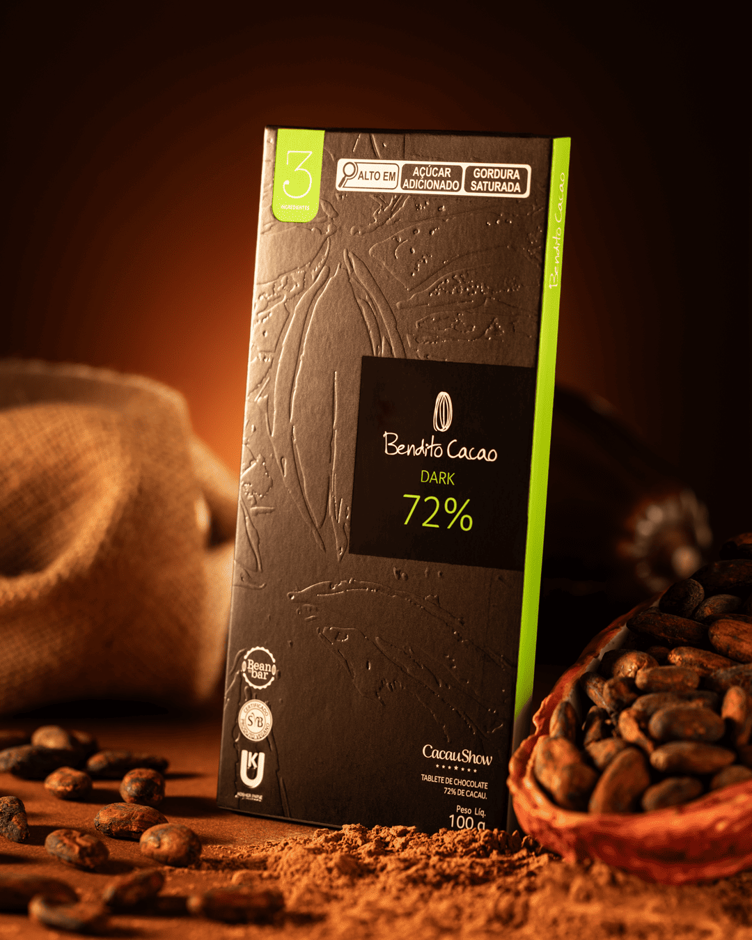 Tablete de chocolate Bendito Cacao Dark 72% em embalagem preta e verde, com grãos e pó de cacau.