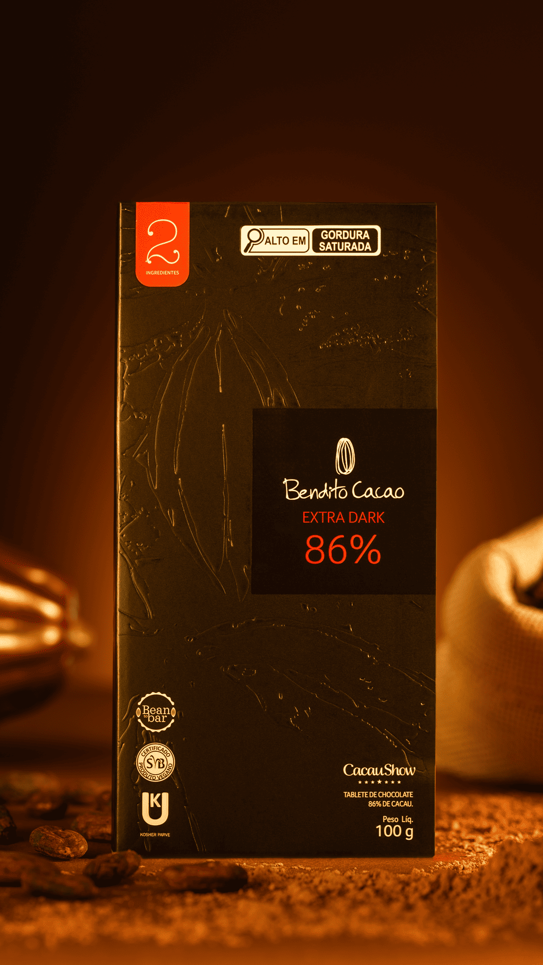 Tablete de chocolate Bendito Cacao Extra Dark 86% em embalagem preta e vermelha, com fundo escuro.
