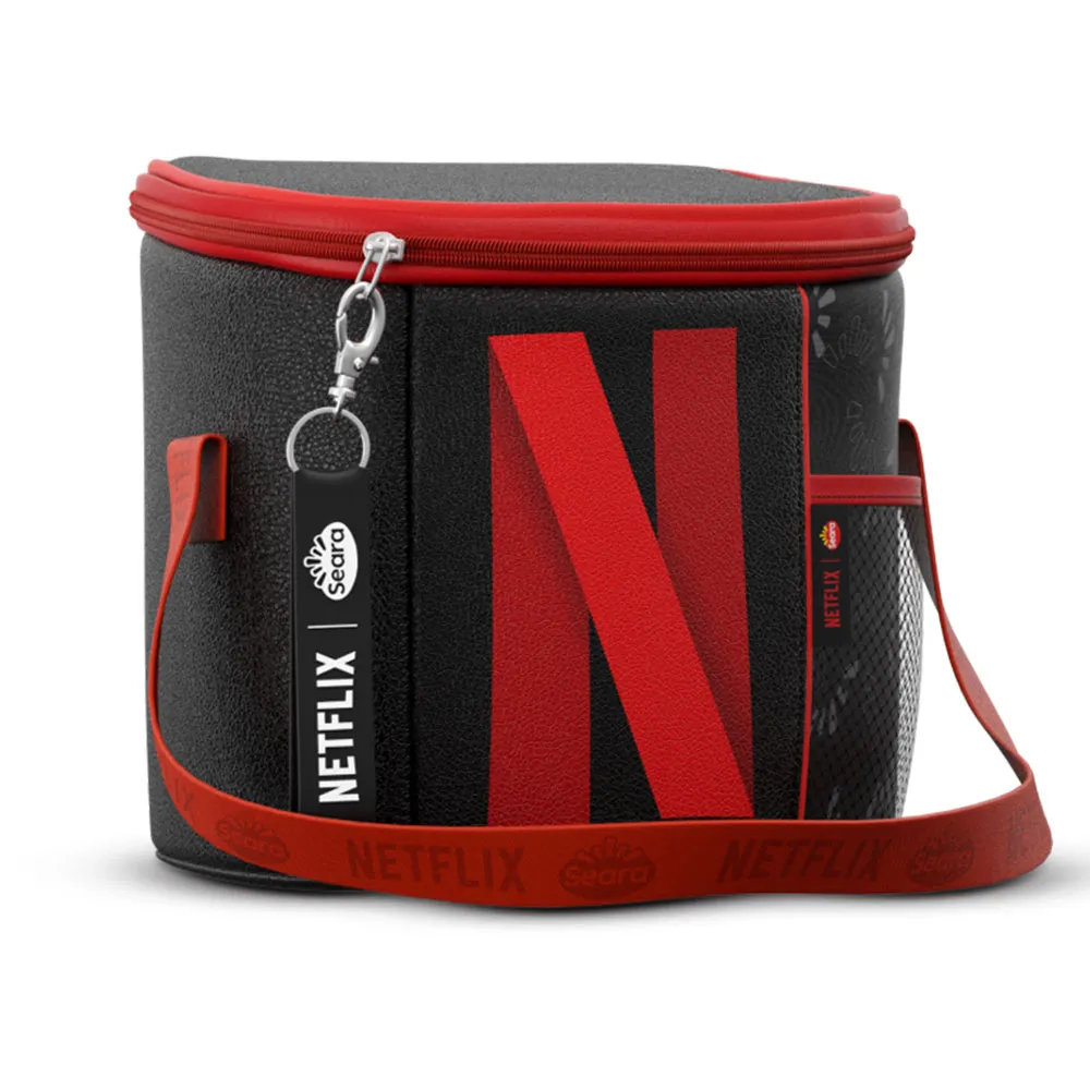 Lancheira térmica Netflix e Seara preta com zíper e alça vermelhos.