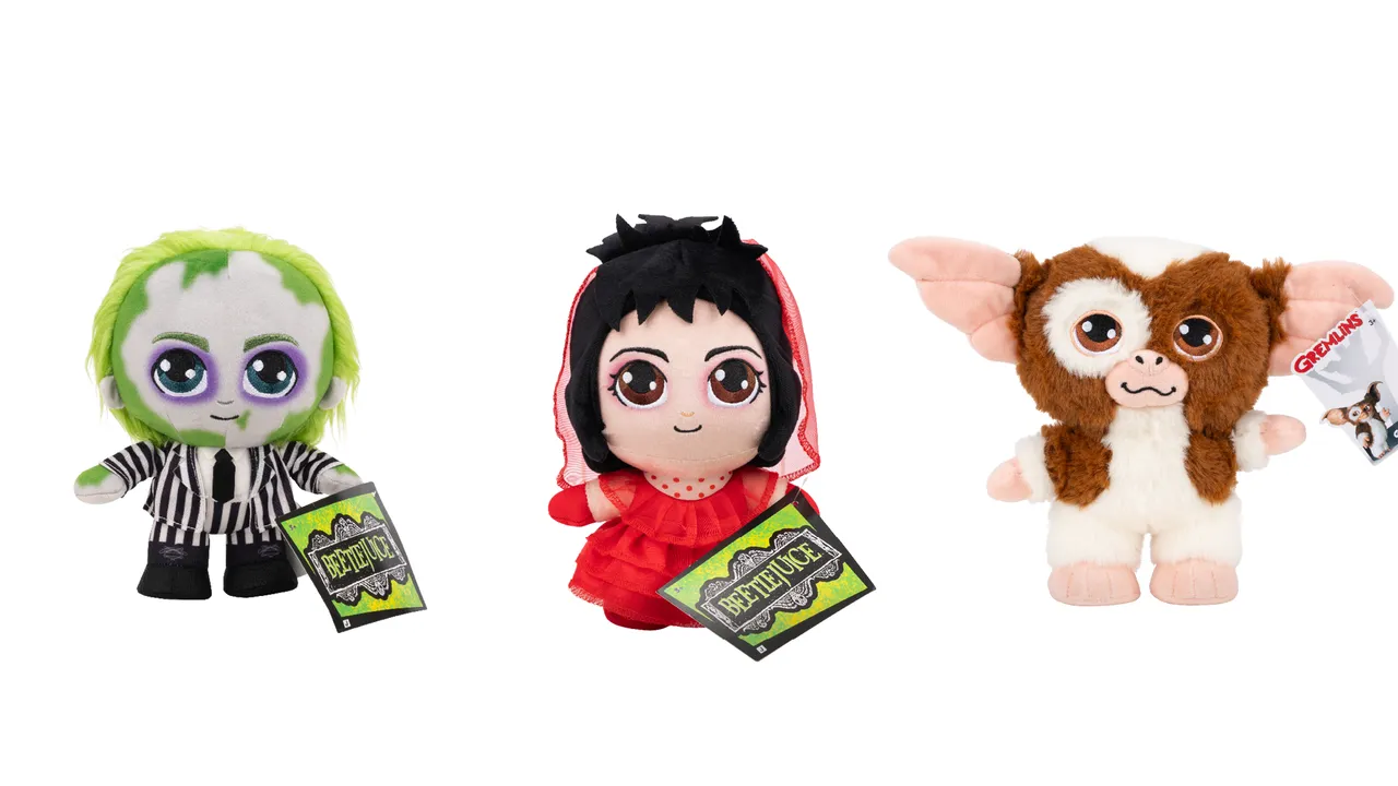 Três pelúcias "Jazwares" de Halloween em um fundo branco: Beetlejuice (terno listrado), Lydia Deetz (vestido de noiva vermelho, de Beetlejuice) e Gizmo (Gremlins).