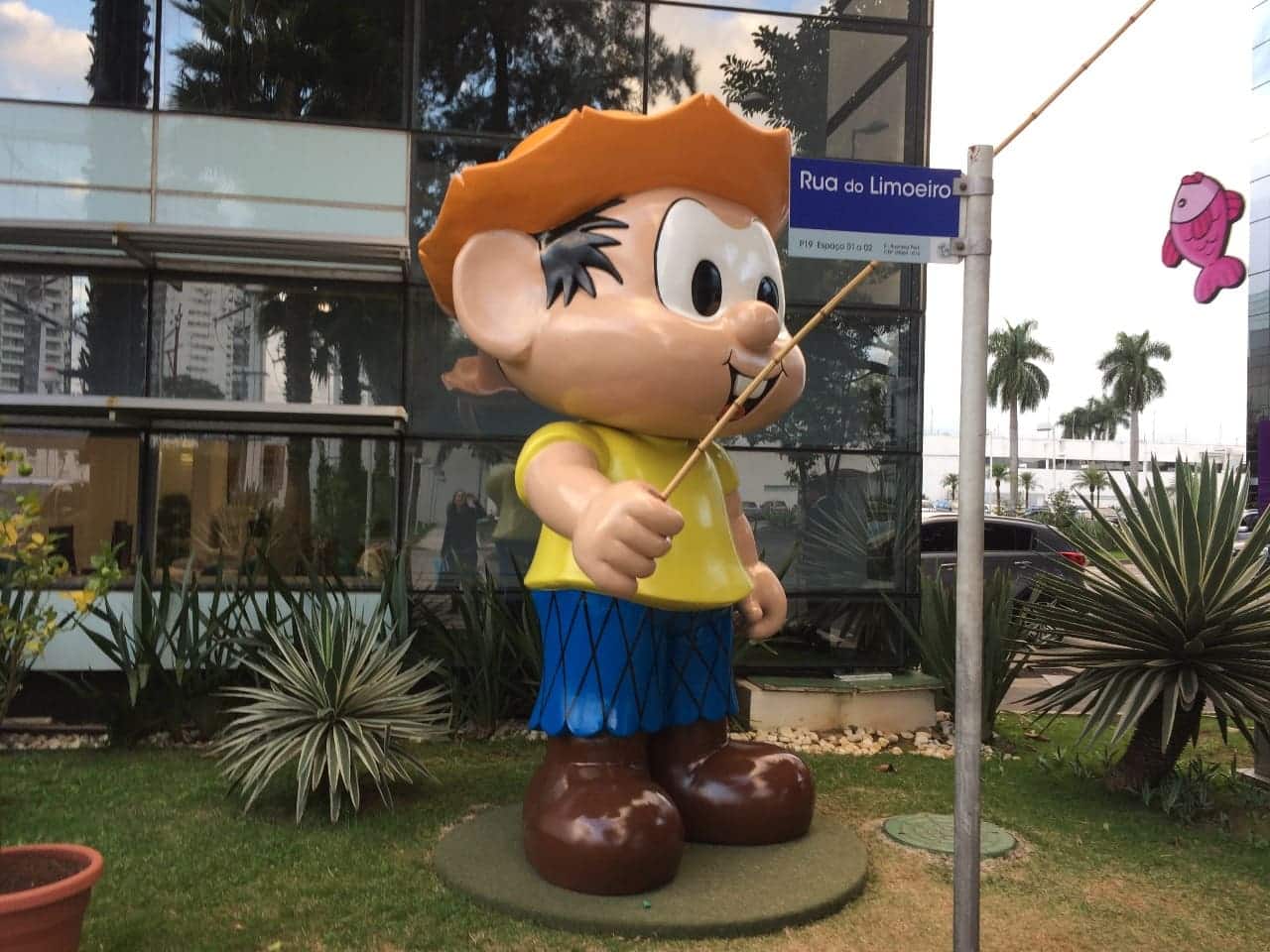 Estátua do Chico Bento em frente ao prédio da Rua do Limoeiro.