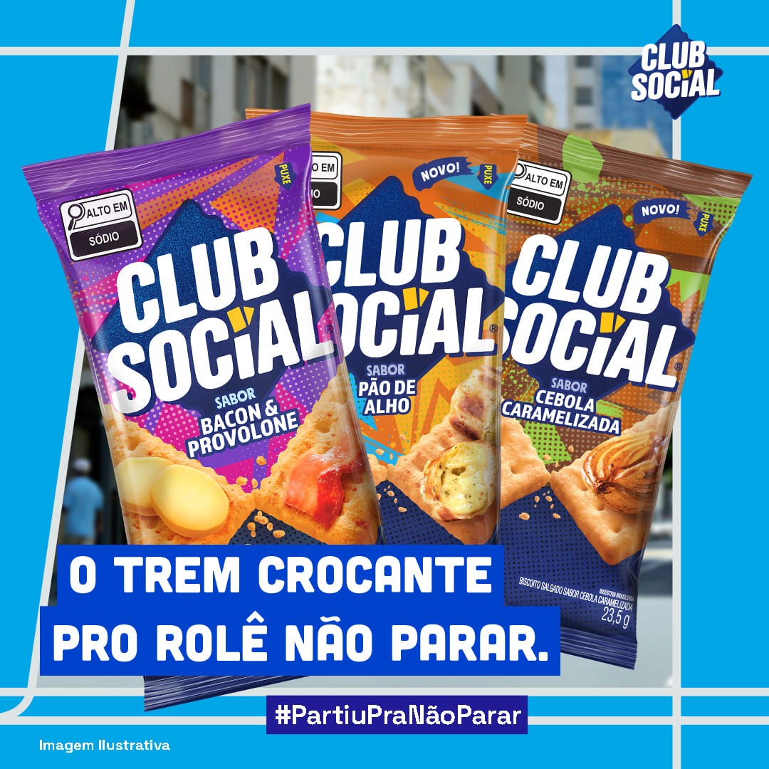 Três pacotes de biscoito salgado Club Social de diferentes sabores — Bacon & Provolone, Pão de Alho e Cebola Caramelizada — em primeiro plano, com o slogan "O trem crocante pro rolê não parar" e a hashtag "#PartiuPraNãoParar".