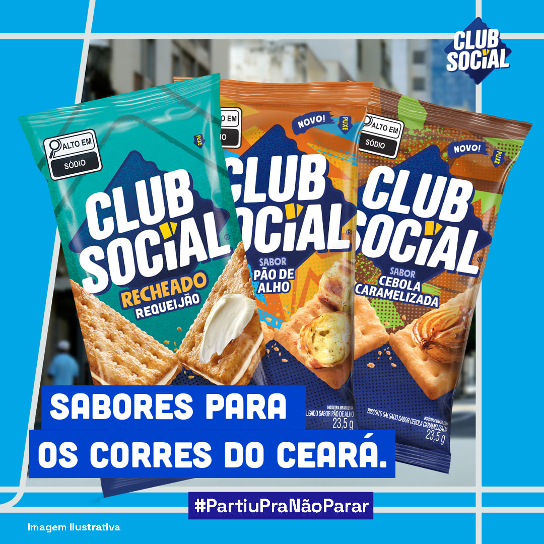 Três pacotes de biscoito salgado Club Social de diferentes sabores — Recheado Requeijão, Pão de Alho e Cebola Caramelizada — em primeiro plano, com o slogan "Sabores para os corres do Ceará" e a hashtag "#PartiuPraNãoParar".