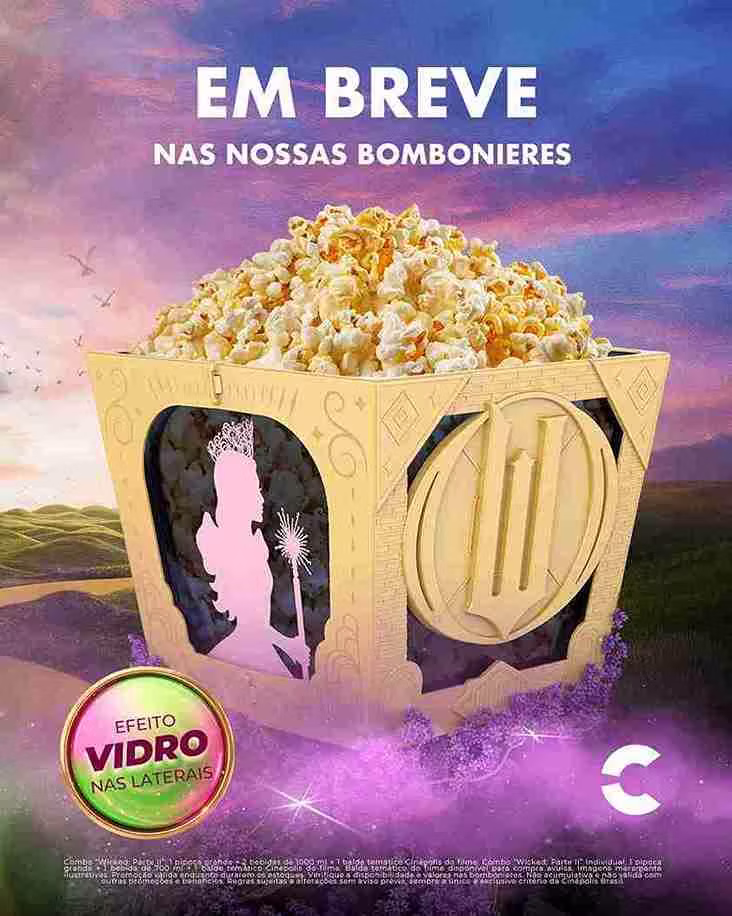 Uma imagem promocional (banner) do balde de pipoca exclusivo do filme "Wicked: Parte II" da Cinépolis. O balde, na cor bege/dourada, tem a tampa cheia de pipoca e apresenta recortes vazados nas laterais com o logo do filme.