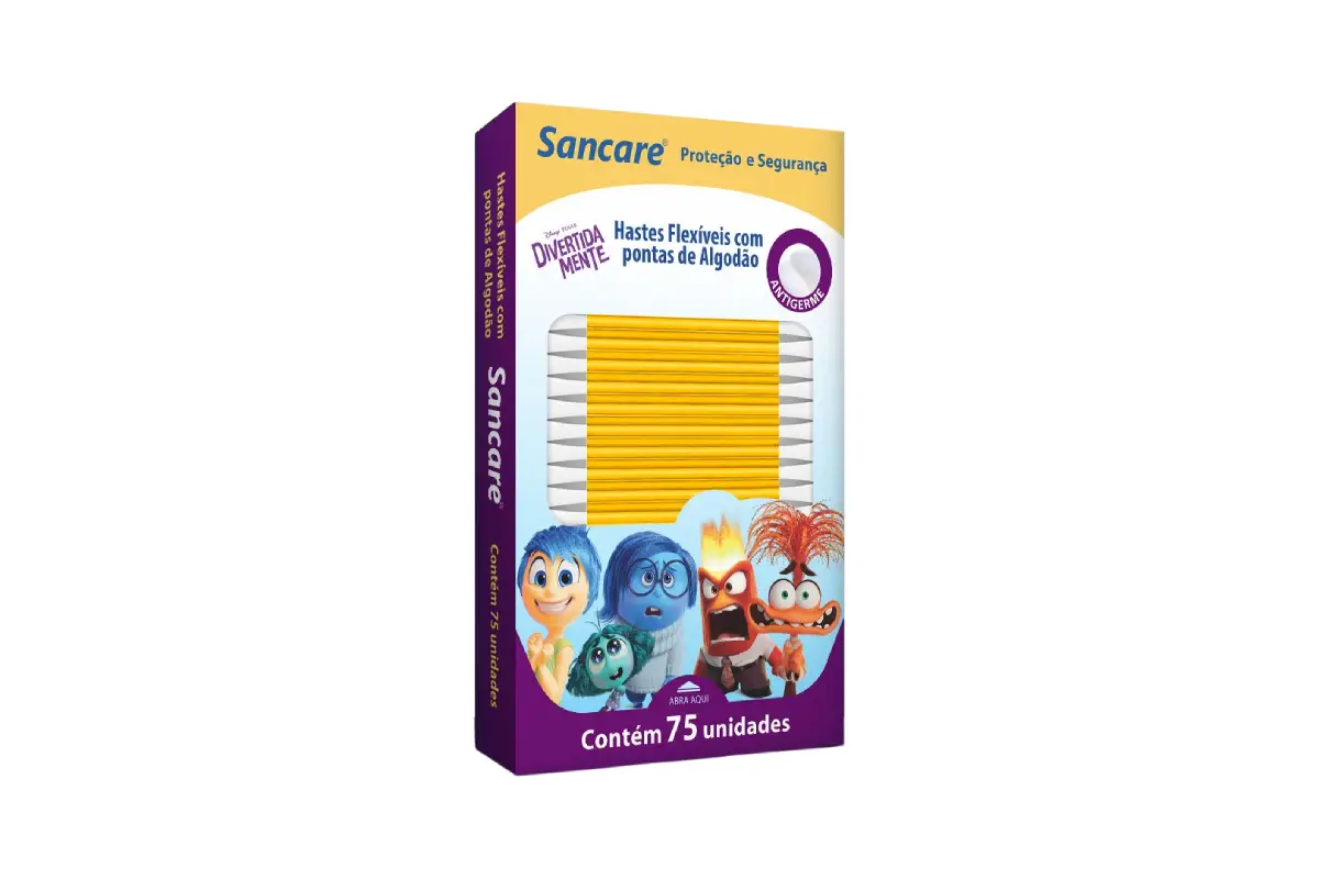 Caixa de cotonetes da marca Sancare, com hastes flexíveis de pontas de algodão, temática do filme 'Divertida Mente' (Inside Out). Na parte inferior, aparecem os personagens Alegria (Joy), Tristeza (Sadness), Nojinho (Disgust), Raiva (Anger) e Medo (Fear). Contém 75 unidades.