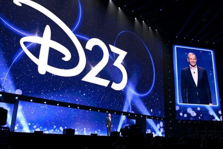 Logotipo D23 em palco de evento.