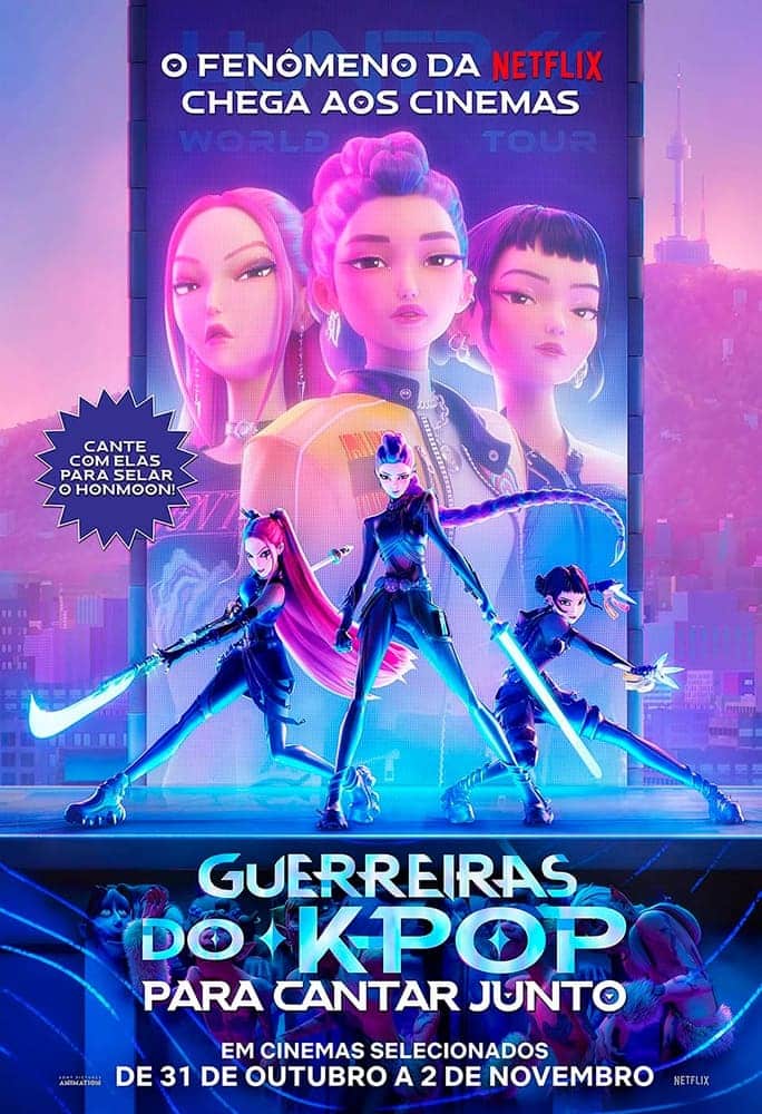Pôster promocional para a exibição de cinema do filme animado da Netflix "Guerreiras do K-Pop", com as três protagonistas em duas poses, uma como estrelas pop e outra em pose de ação como caçadoras de demônios.