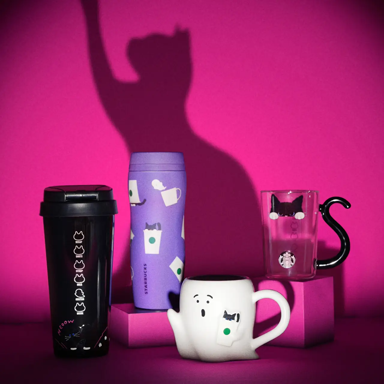 Coleção de copos e canecas temáticos de Halloween e gatos pretos do Starbucks.