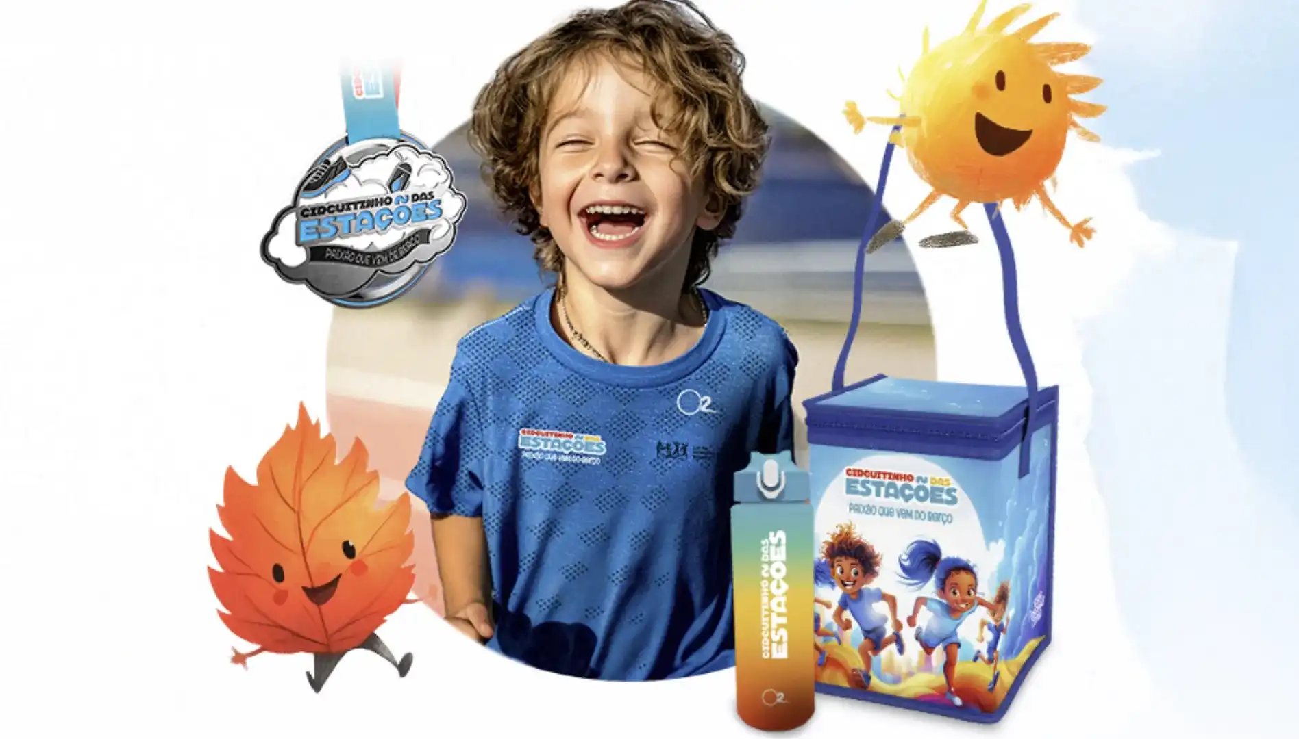 A imagem mostra um kit infantil do evento de corrida "Circuito das Estações", que inclui uma camiseta azul, uma medalha, uma garrafa squeeze, e uma lancheira térmica. Ao centro, um menino sorridente e feliz de cabelo encaracolado e vestindo a camiseta azul é o ponto focal da imagem. O design do kit é temático com desenhos de um sol radiante e uma folha sorridente, refletindo o tema das estações.