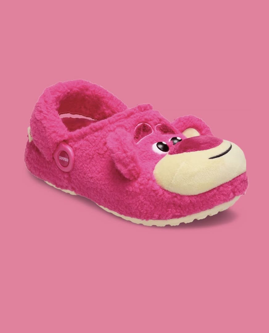 Chinelo Crocs Classic Clog rosa, coberto de pelúcia, modelado com o rosto do urso Lotso de Toy Story 3.
