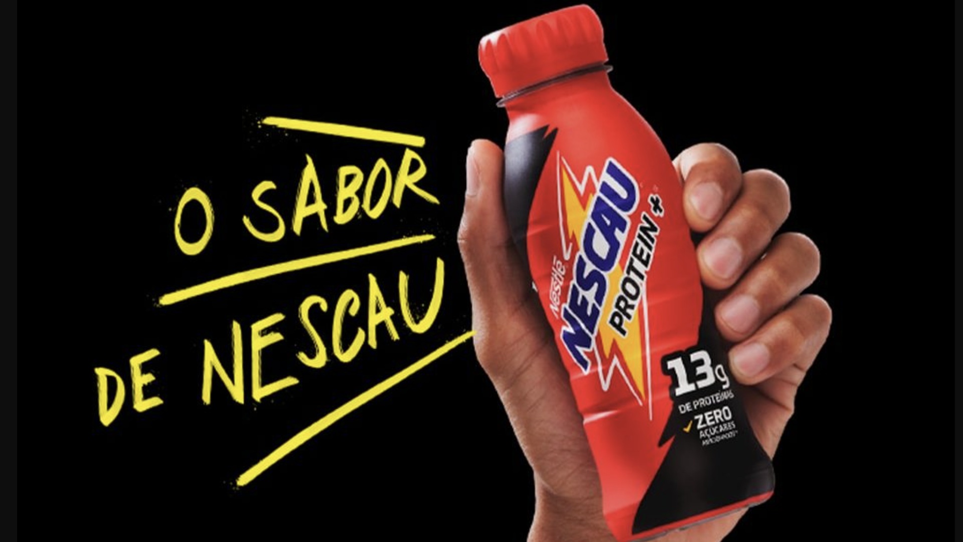 Mão segurando uma garrafa vermelha de Nescau Protein com 13g de proteína e zero açúcares, em fundo preto com a frase "O SABOR DE NESCAU".