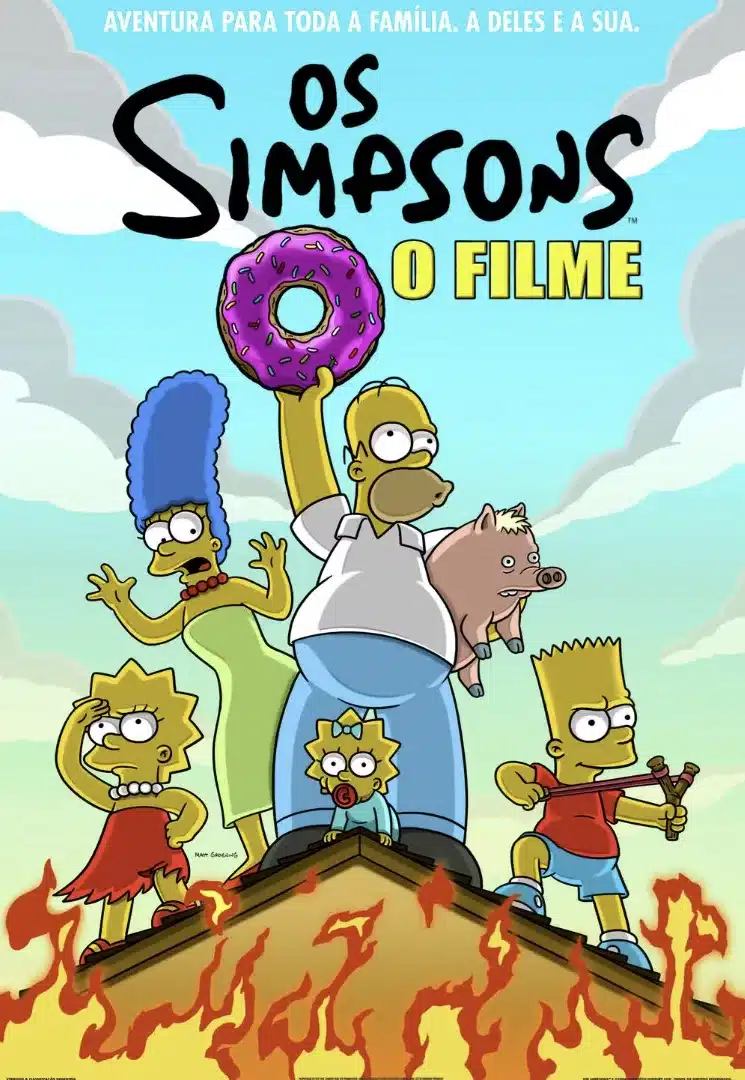 Cartaz oficial do filme Os Simpsons - O Filme, com Homer Simpson, Marge, Lisa, Maggie e Bart em cima de um telhado em chamas. Homer ergue um donut rosa, enquanto Marge e Lisa olham assustadas e Bart se prepara para atirar com um estilingue.
