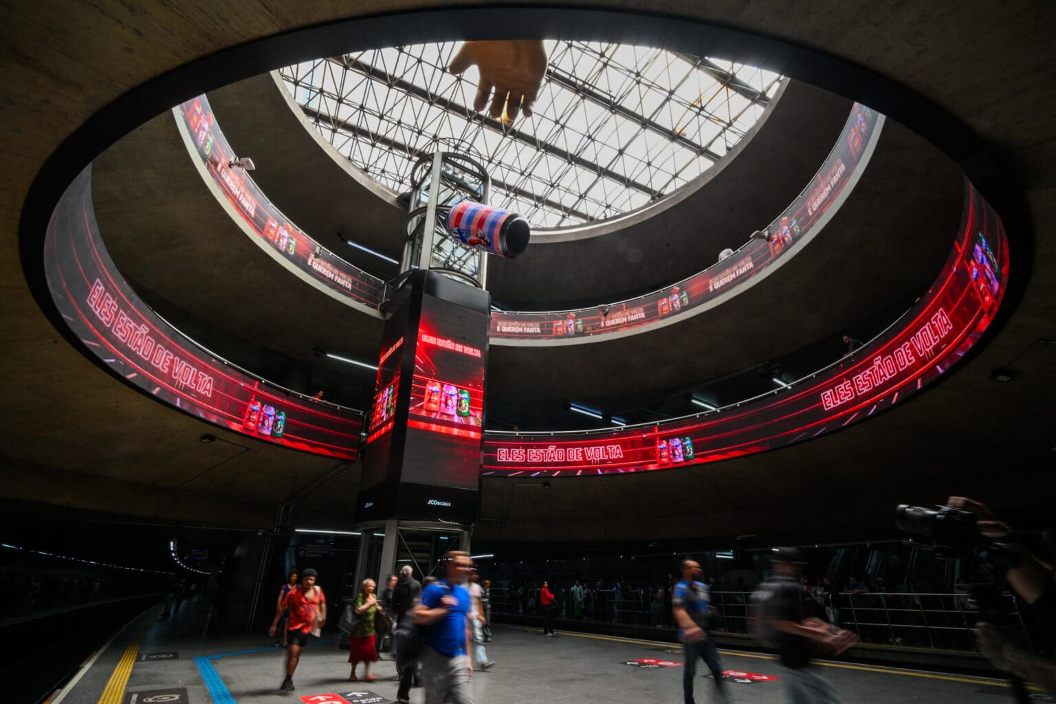 Instalação de Halloween do Chucky e Fanta em estação de metrô de São Paulo com tela de LED circular e mão gigante.