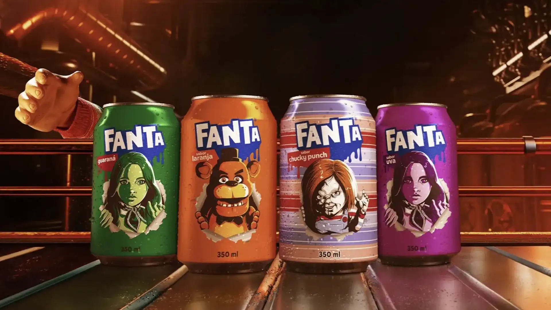Quatro latas de Fanta em edição especial de Halloween com personagens de terror: A Freira (Guaraná), Freddy Fazbear (Laranja), Chucky (Chucky Punch) e Wandinha (Uva).