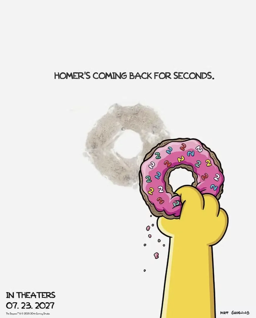 Cartaz de divulgação do filme Os Simpsons - O Filme, mostrando Homer pegando um donut rosa com granulado, e a marca de gordura de um donut anterior na parede, com a frase "Homer's coming back for seconds" e a data de lançamento.