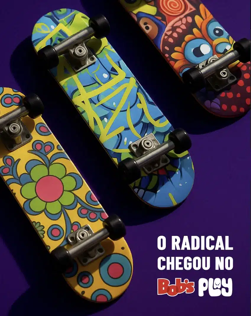 Três skates de dedo coloridos e radicais, com designs variados (flores, grafite e coruja), sobre um fundo roxo, com o texto "O RADICAL CHEGOU NO Bob's PLAY".