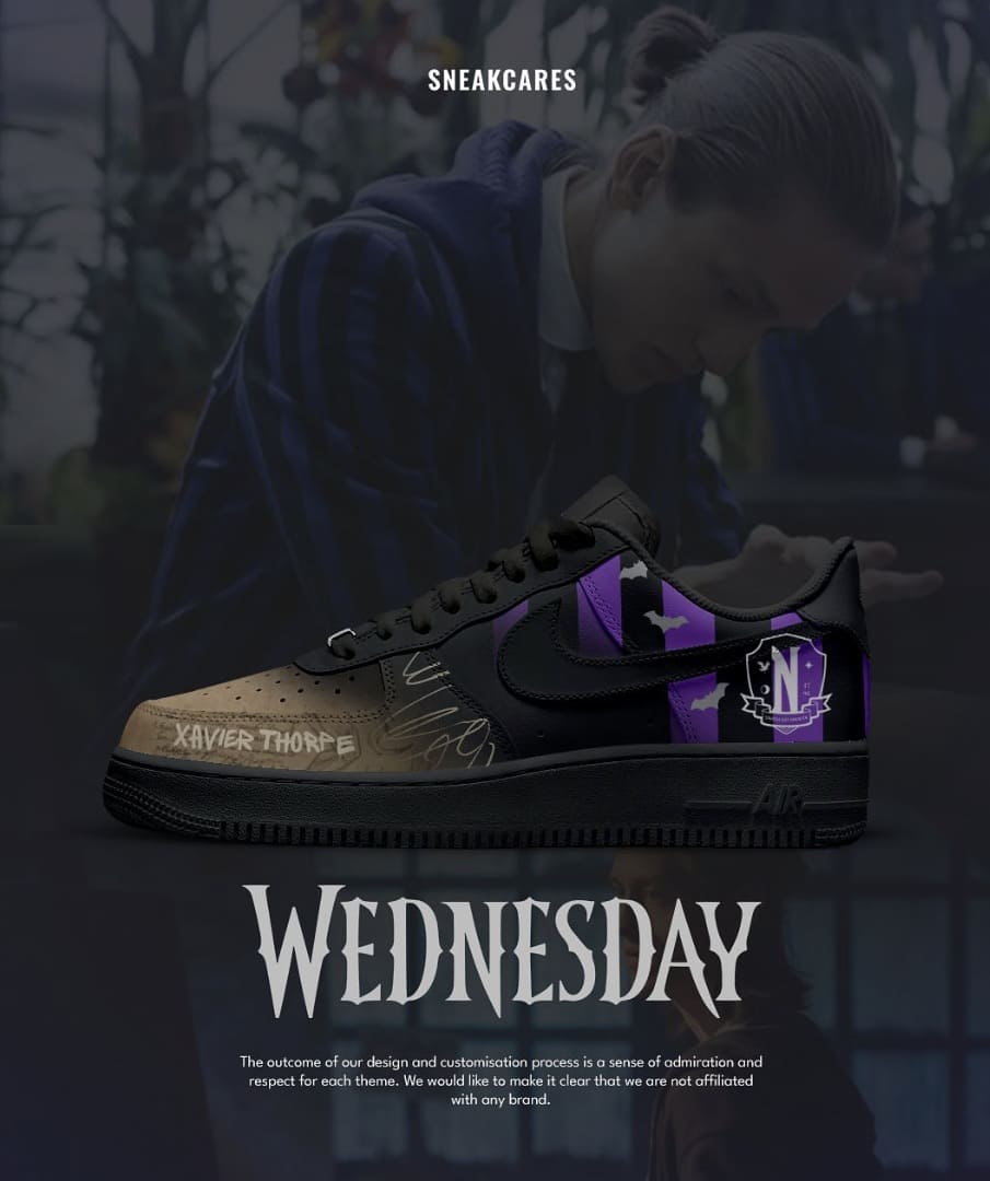 Tênis Nike Air Force 1 da Sneakcares personalizado em preto, bege e roxo, inspirado em Xavier Thorpe de Wandinha, com listras, morcegos e o emblema de Nevermore.