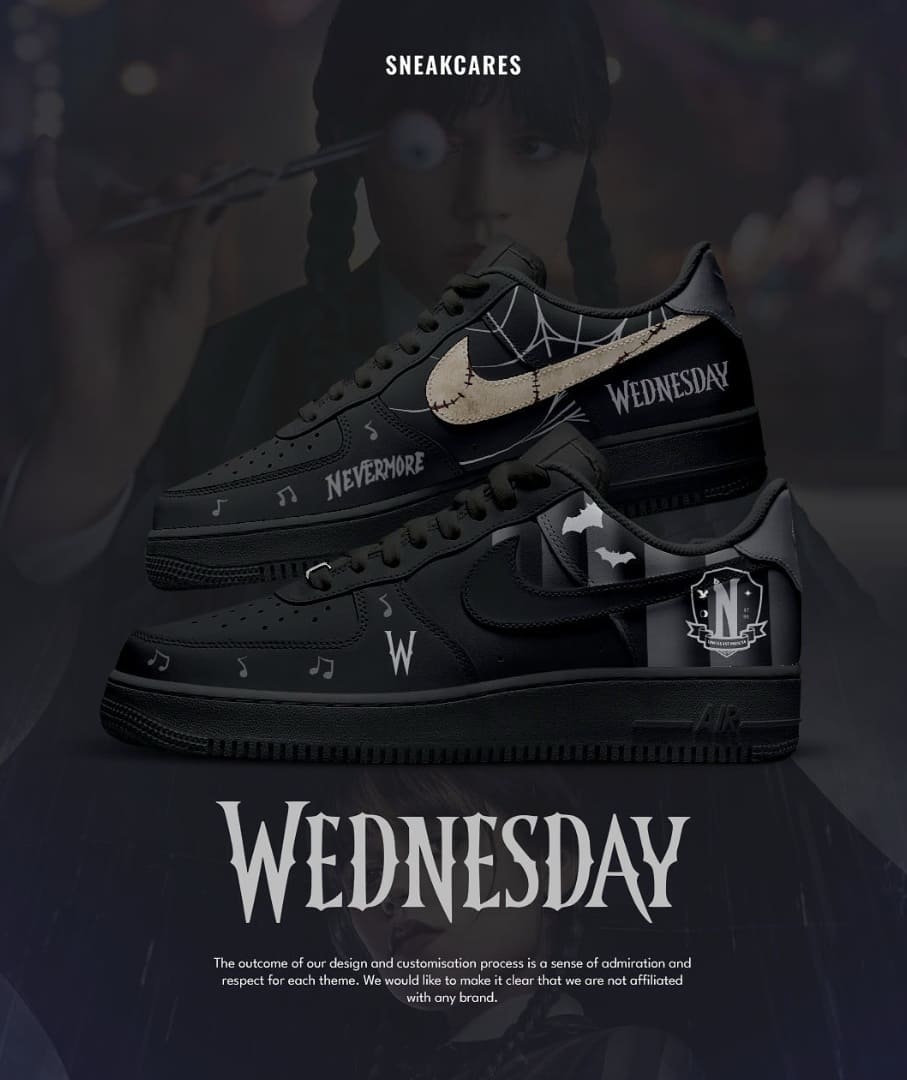 : Tênis Nike Air Force 1 personalizados em preto inspirados em Wandinha Addams, com teias de aranha, o nome "Wednesday" e o emblema de Nevermore.
