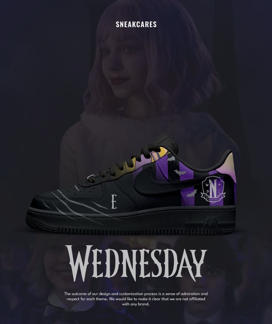 Tênis Nike Air Force 1 preto da Sneakcares personalizado com listras roxas, morcegos e o emblema de Nevermore, com a palavra "WEDNESDAY" abaixo.