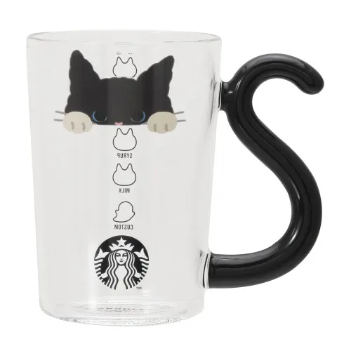 Caneca de vidro do Starbucks com alça em forma de cauda de gato e estampa de gato preto.