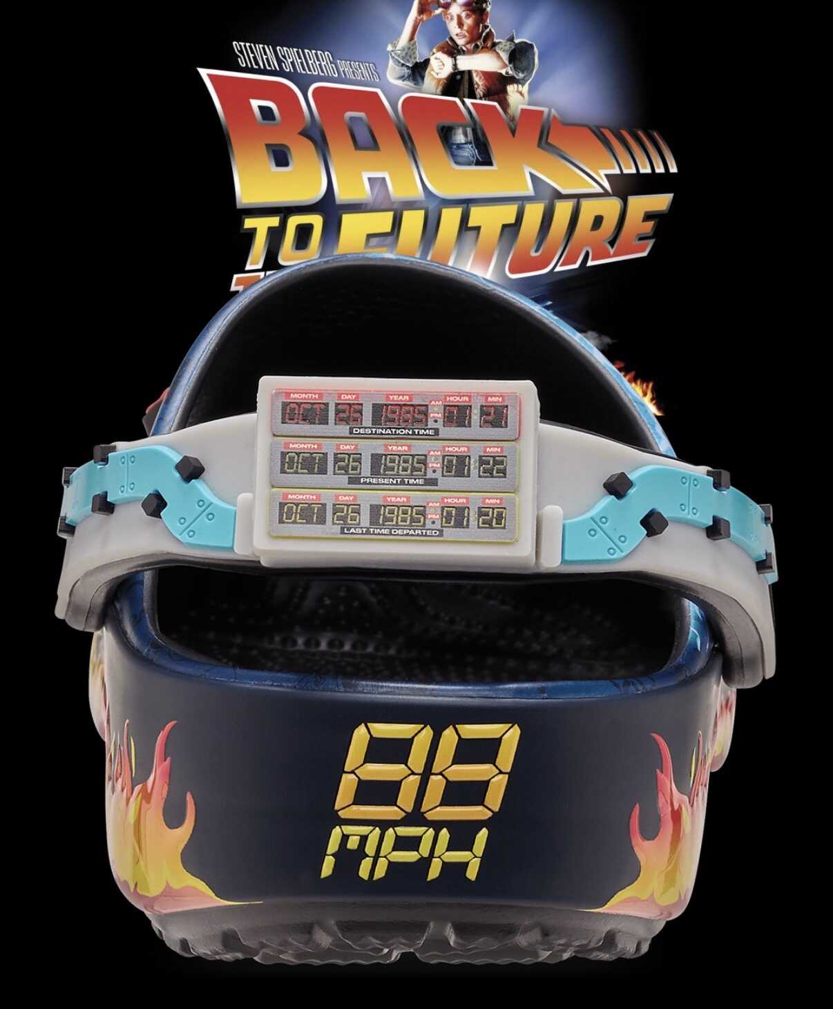 Vista traseira de um tamanco Crocs Classic Clog "De Volta para o Futuro", mostrando a tira de calcanhar que imita o display de tempo do DeLorean e o gráfico "88 MPH" com chamas na parte de trás.