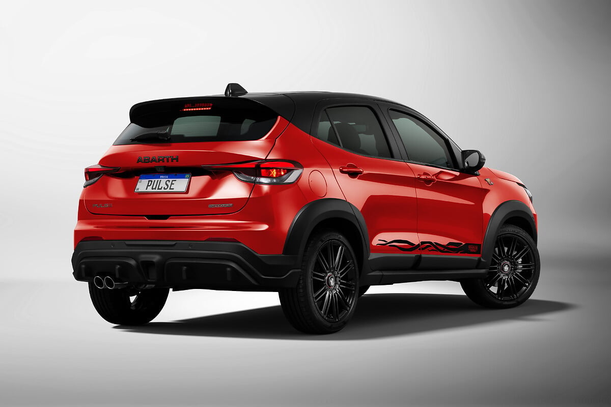Fiat Pulse Abarth vermelho, traseira e lateral.