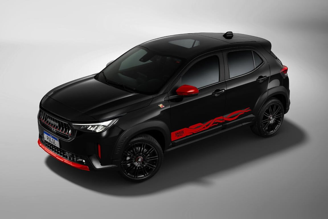 Fiat Pulse Abarth preto com detalhes e faixas vermelhas.