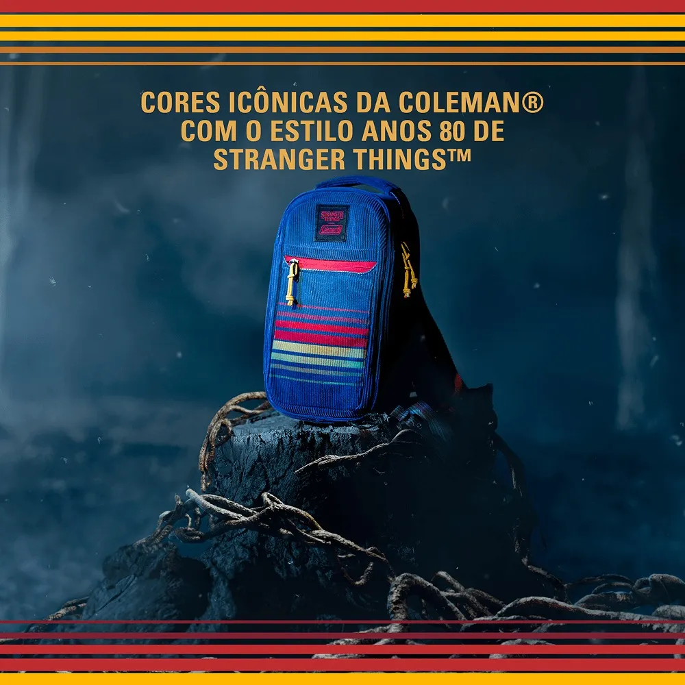 Mochila Coleman em veludo cotelê azul com listras horizontais coloridas no bolso frontal (vermelho, amarelo, verde, bege) e zíperes amarelos, em uma ambientação escura de floresta ou Upside Down, com as cores clássicas da Coleman no topo.