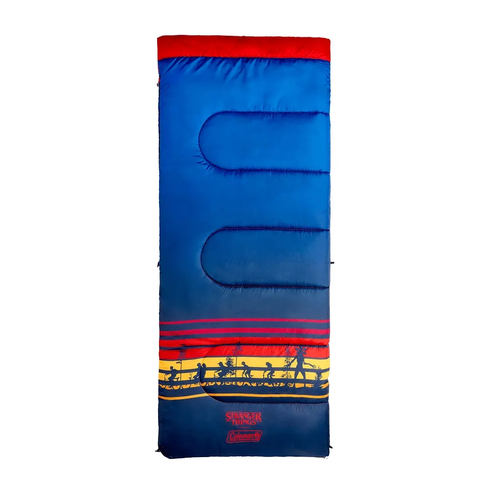 Saco de dormir Coleman x Stranger Things 4 azul e vermelho com arte de silhueta dos personagens.