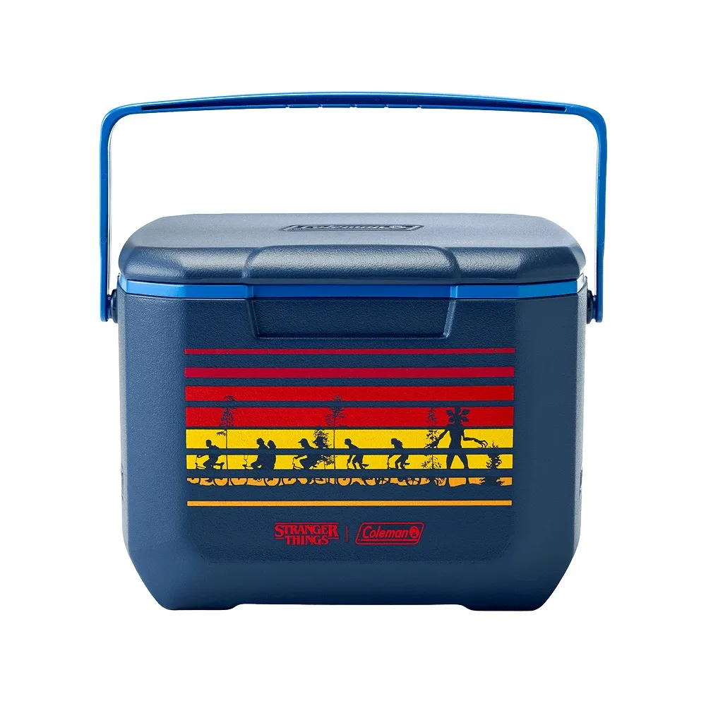 Cooler (Caixa Térmica) Coleman x Stranger Things azul escuro com listras vermelhas e amarelas e silhueta dos personagens.
