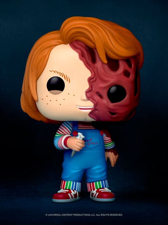 Funko Pop do Chucky, o boneco assassino, em sua versão "cara queimada", segurando uma faca.