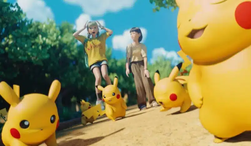 Cena de um comercial ou teaser do PokéPark Kanto, mostrando dois jovens, uma garota e um garoto, interagindo com vários Pikachu 3D animados em um caminho ensolarado.