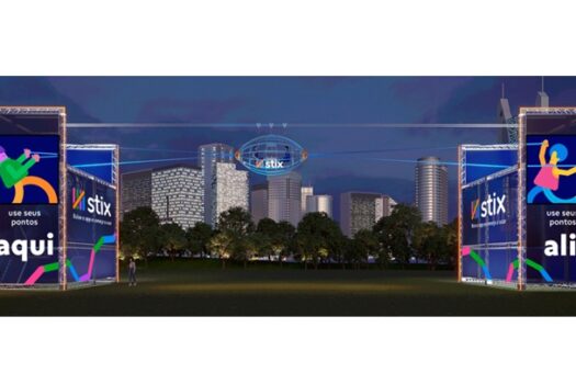 Renderização noturna de um palco ou instalação promocional da Stix em um parque, com a silhueta de prédios ao fundo.