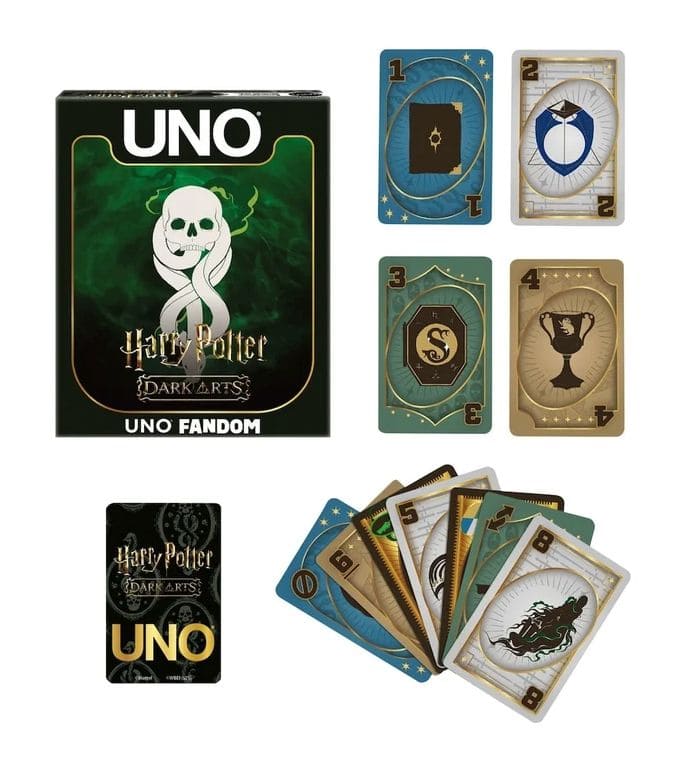 Caixa do jogo UNO Harry Potter Dark Arts com a caveira da Marca Negra e várias cartas espalhadas que mostram ilustrações temáticas do universo Harry Potter.