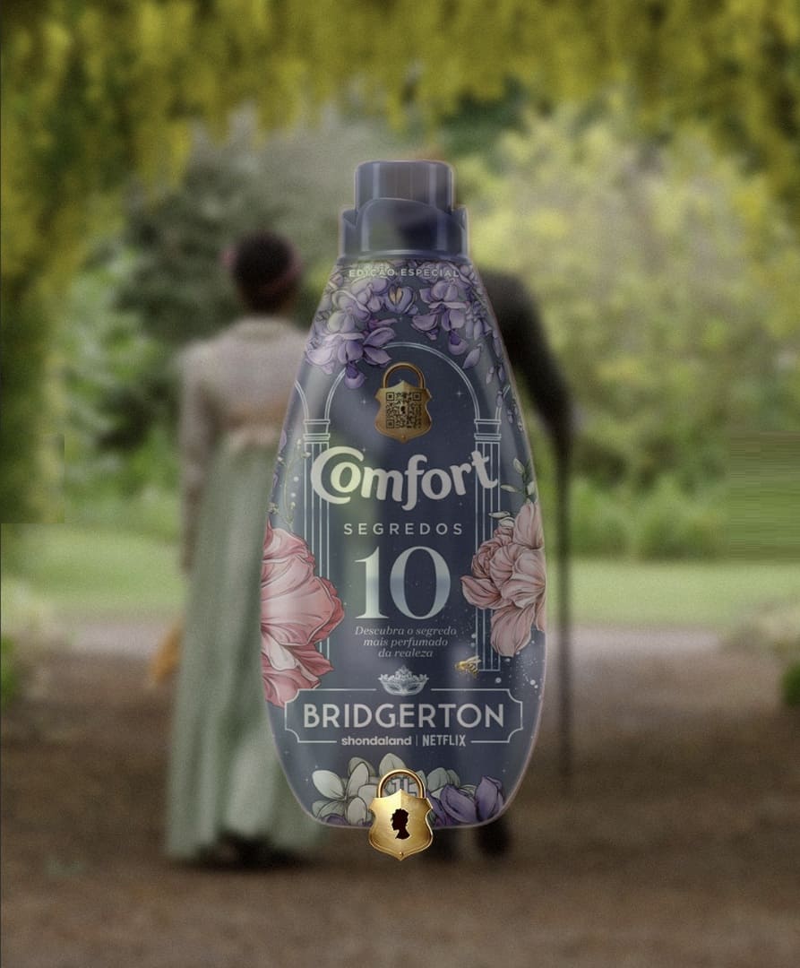 Frasco de edição especial do amaciante Comfort Segredos Bridgerton com design floral escuro, sobreposto a uma cena de jardim da série com duas figuras de costas.