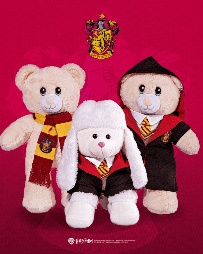 Três ursinhos de pelúcia da Criamigos com tema Harry Potter e o brasão da Grifinória. Um urso usa um cachecol, o do meio é um coelho de roupão, e o da direita veste uma capa e gravata.
