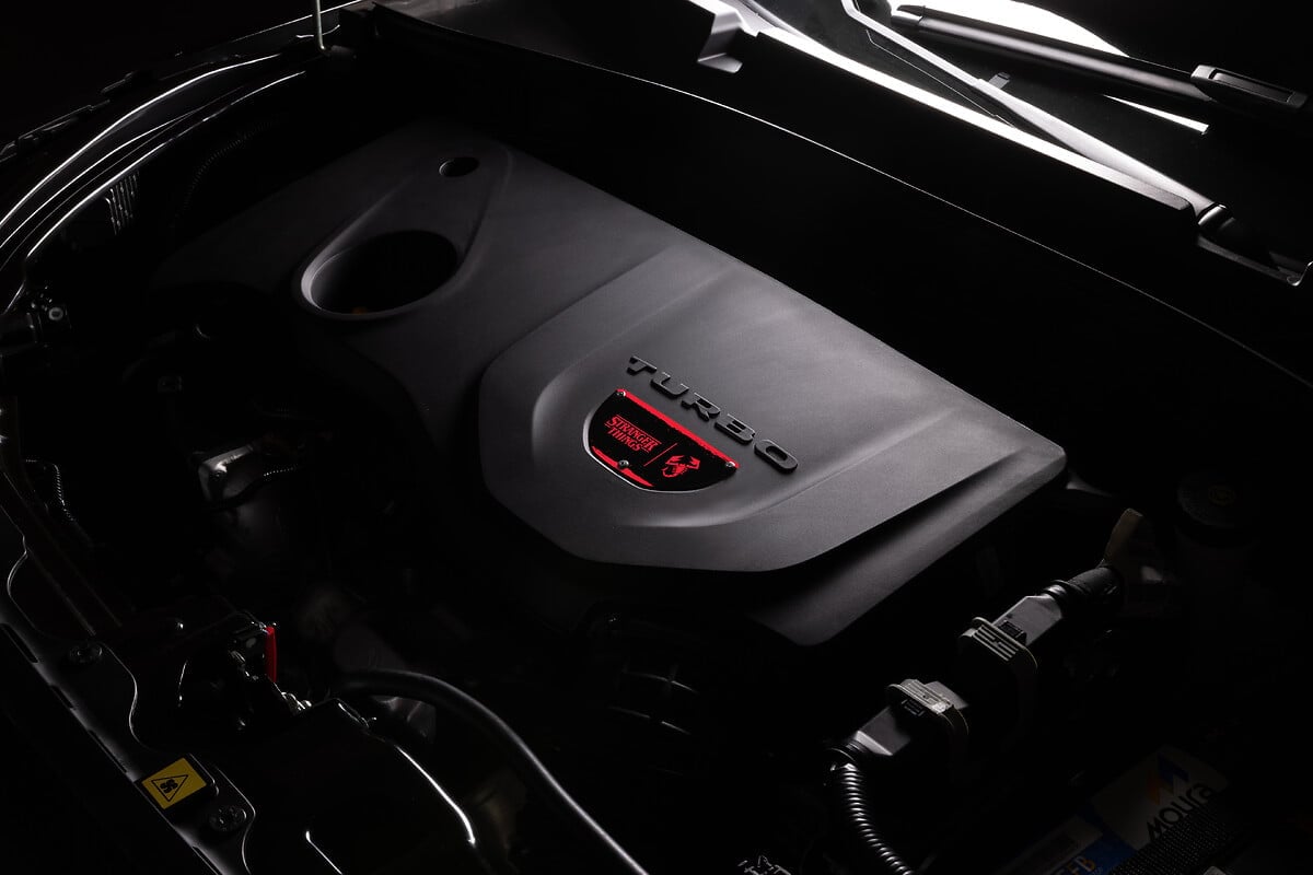 Tampa do motor turbo de carro preto com logo Stranger Things e número 511 em vermelho.