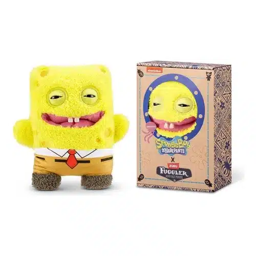 Brinquedo de pelúcia Fuggler do Bob Esponja, com dentes e olhos semicerrados, ao lado de sua caixa de embalagem temática com o logotipo "SpongeBob SquarePants X Zuru Fuggler".