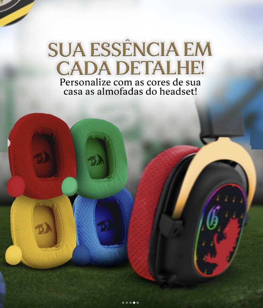 Almofadas de fone de ouvido de reposição nas cores vermelho, verde, azul e amarelo, representando as casas de Hogwarts, ao lado do Headset Zeus com um logo vermelho iluminado.