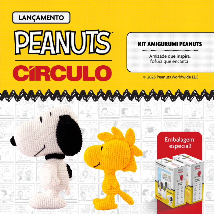 Banner de lançamento da coleção Kit Amigurumi Peanuts Círculo, mostrando os bonecos de crochê do Snoopy (branco e preto) e do Woodstock (amarelo) e, no canto inferior, as caixas com a embalagem especial.