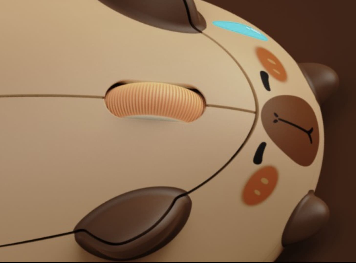 Close-up em um mouse sem fio da Akko com design fofo de roedor/pet na cor bege.
