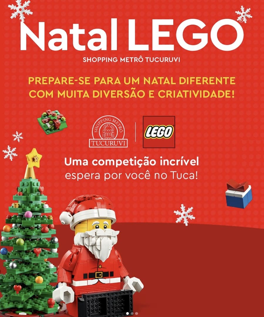 Banner de Natal LEGO no Shopping Metrô Tucuruvi com um boneco LEGO de Papai Noel e uma árvore de Natal LEGO.