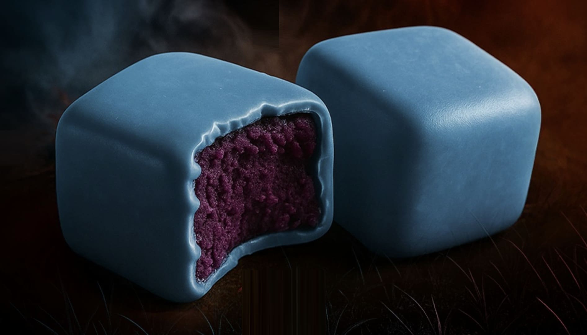 Dois cubos de sorvete azul-acinzentado, um mordido revelando o recheio roxo escuro.